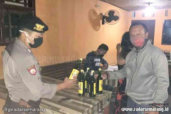 Jajaran Polres Pekalongan menunjukkan sejumlah botol miras yang didapatkan saat Razia di Kecamatan Karangdadap dan Bojong. (Istimewa)