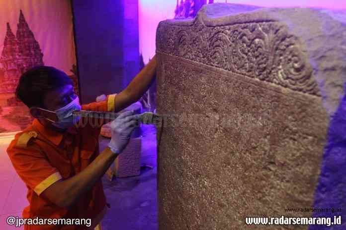 Masa pandemi Covid-19 ini Museum Ronggowarsito masih ditutup untuk pengunjung, namun dimanfaatkan untuk melakukan perbaikan dan membersihkan koleksi museum. (Adityo Dwi/Jawa Pos Radar Semarang)