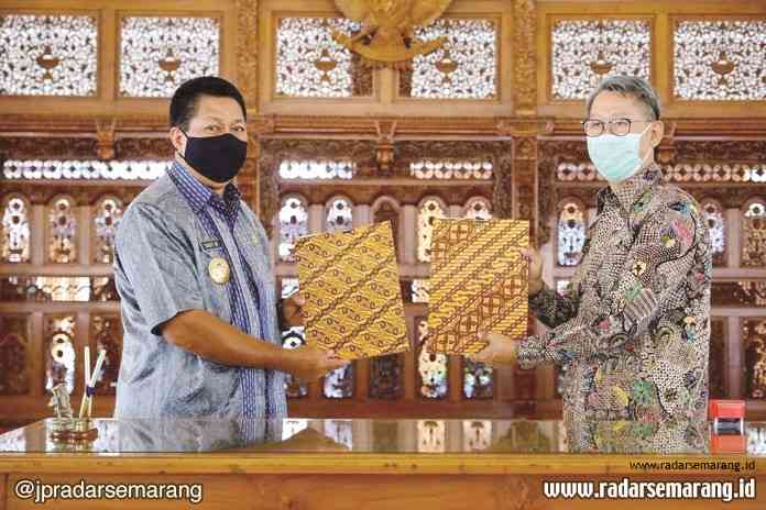 Wali Kota Magelang Sigit Widyonindito dan Dirut PT Grha Karya Investama Ivan Indrawan Chandra menandatangi naskah Kerjasama pembangunan gedung lantai 15 di eks MT. (Istimewa)