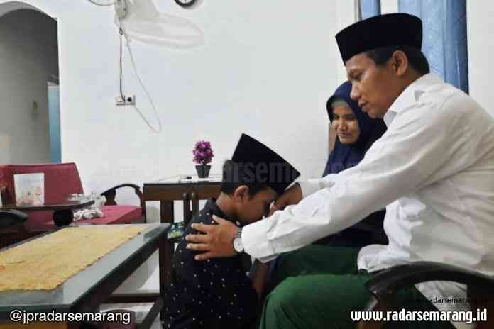 Mochtas Ansori dan istri saat memberikan restu keberangkatan anaknya ke pondok pesantren. (Ida Fadilah/Jawa Pos Radar Semarang)