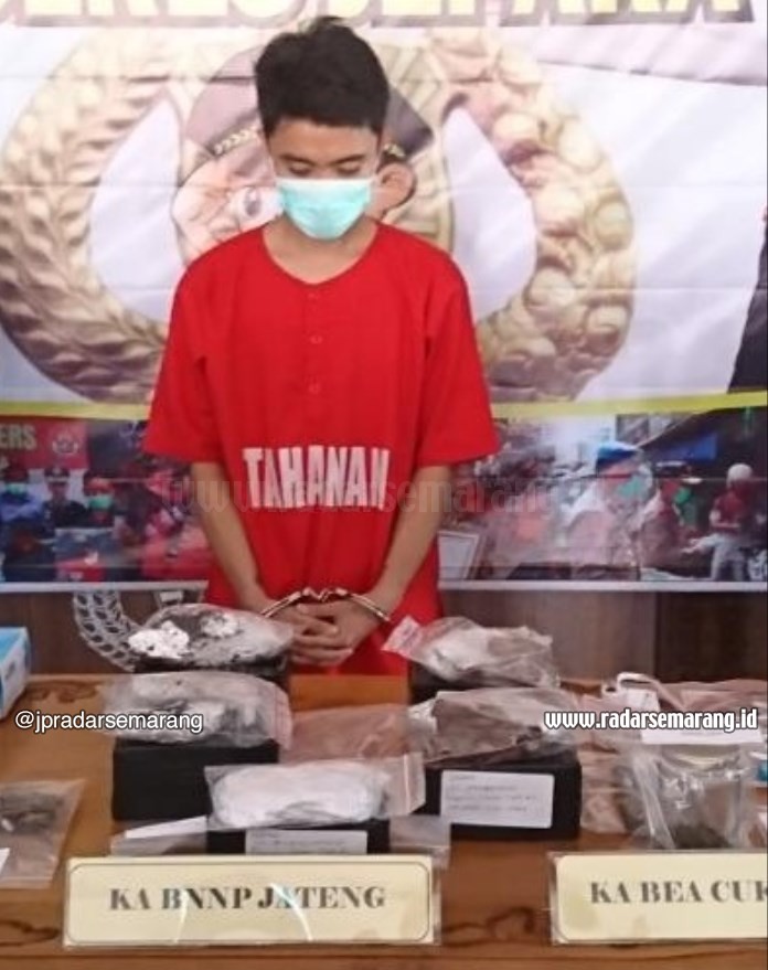 Tersangka Franki Eko Setiawan, 24, dan barang bukti ganja yang sudah diolah menjadi brownis dan cookies menjadi barang bukti. (M Hariyanto/Jawa Pos Radar Semarang)