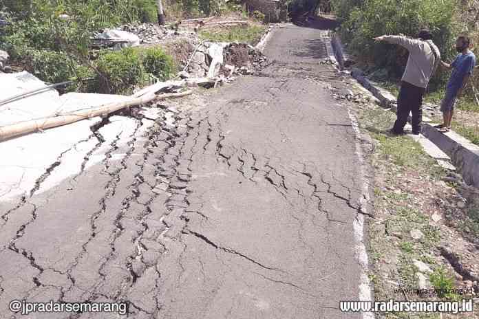 Sudah sebulan, Jalan Ngasinan, Srondol Kulon, Kecamatan Banyumanik, retak dan amblas sepanjang 50 meter. (M Hariyanto/Jawa Pos Radar Semarang)