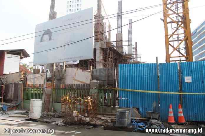 Tembok pembatas Hotel Awan yang roboh menimpa lima pekerja. (M Hariyanto/Jawa Pos Radar Semarang)