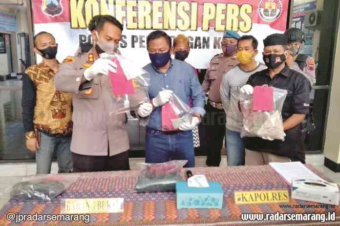 Kapolres Pekalongan Kota AKBP Egy Adrian Suez saat memberikan keterangan penangkapan pelaku pembunuhan remaja di Mapolres setempat, Jumat (17/7/2020).(Lutfi Hanafi/Jawa Pos Radar Semarang)