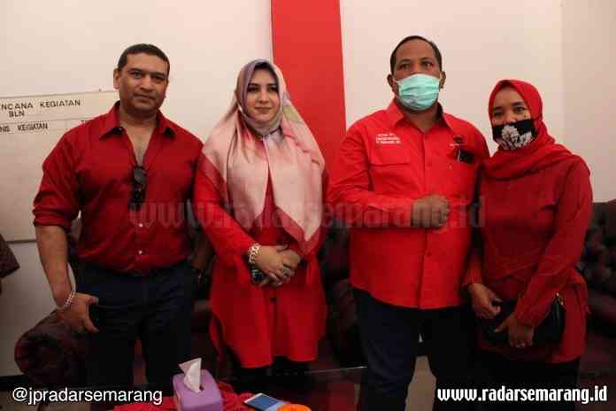 Fadia A Rafiq (dua dari kiri) dan Riswadi (dua dari kanan) didampingi pasangan mereka dalam jumpa pers di Kantor DPC PDI Perjuangan, Kajen, Rabu (22/7/2020). (Nanang Rendi Ahmad/Jawa Pos Radar Semarang)