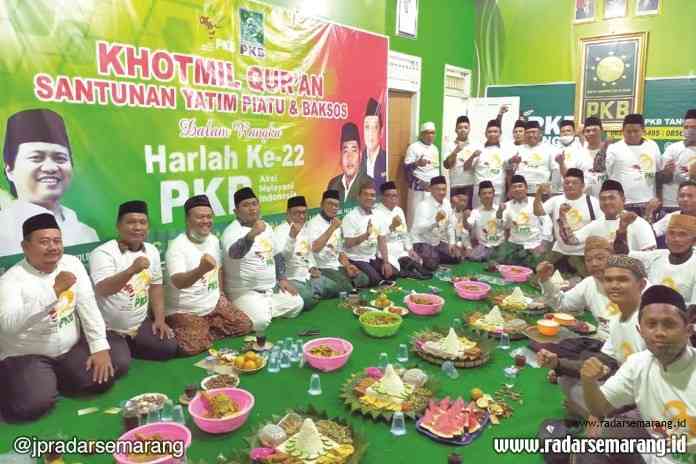 Wakil Ketua DPRD Demak Zayinul Fata bersama jajaran Fraksi PKB  dan pengurus partai merayakan Harlah PKB ke-22 di Kantor DPC PKB Jalan Sultan Hadiwijaya kemarin (24/7/2020) malam. (Wahib Pribadi/Jawa Pos Radar Semarang)