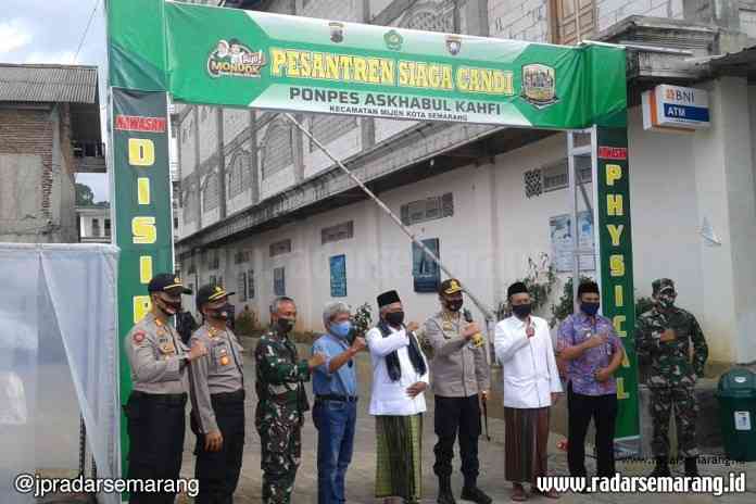 Pengasuh Ponpes Askhabul Kahfi, KH. Masruchan Bisri dan Kapolrestabes Semarang, Kombes Pol Auliansyah Lubis usai melaunching “Pesantren Siaga Candi Hebat. (Sulistiono/Jawa Pos Radar Semarang)