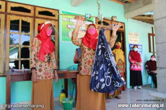 Dusun Kalisoko Kidul Desa Tegalrejo Kabupaten Semarang lakukan kegiatan posyandu pertama ditengah pandemi, Rabu (1/7/2020). (Maria Novena/Jawa Pos Radar Semarang)