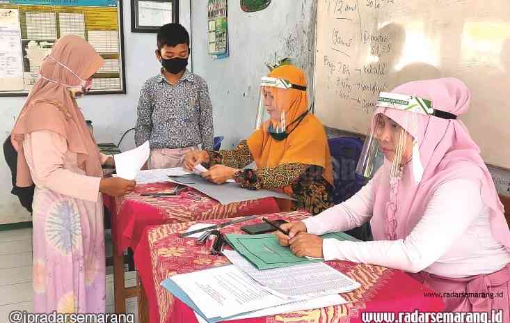 Calon siswa SMPN 2 Warungasem sedang melakukan daftar ulang di sekolah setempat, Rabu (1/7/2020). (Riyan Fadli/Jawa Pos Radar Semarang)