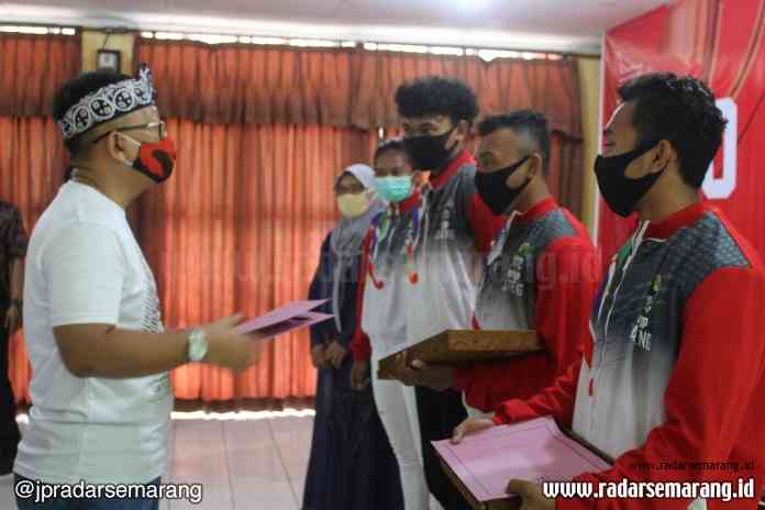 Atlet BPPLOP menerima penghargaan dari Kepala Disporapar Jateng Sinoeng N Rachmadi di sela pelepasan atlet BPPLOP di Gedung Wisma Pelatih Kawasan Jatidiri, Semarang, Rabu (15/7/2020). (Dewi Akmalah/Jawa Pos Radar Semarang)