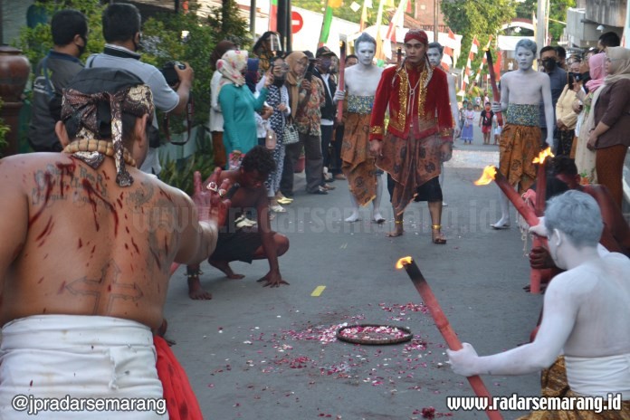 Sejumlah warga menggelar pertunjukan seni, menceritakan asal muasal Jatisari kemarin (26/7/2020). (Nur Wahidi/Jawa Pos Radar Semarang)