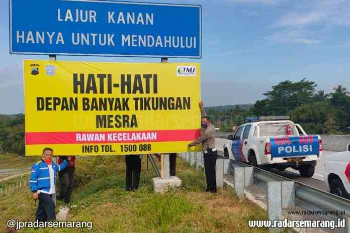 Satlantas Polres Semarang bersama PJR dan TMJ memasang baliho dan rambu imbauan di 463.600 jalur A Semarang menuju Solo Selasa (14/7/2020). (Maria Novena/Jawa Pos Radar Semarang) 