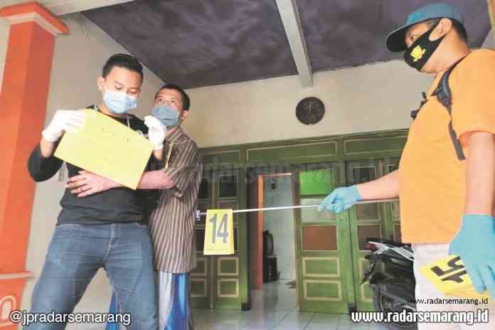 Tersangka AF saat memerankan sejumlah adegan pembakaran anaknya kemarin (13/7/2020). (Tabah Riyadi/Jawa Pos Radar Semarang)