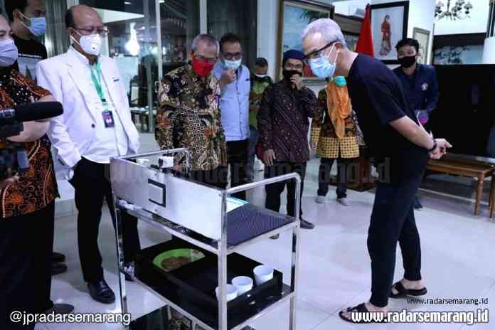 Gubernur Jateng Ganjar Pranowo menerima tim robotik dari Polines untuk memperkenalkan karya Robot Asisten Medis Autonomus (RAMA) di Rumah Dinas Puri Gedeh, Minggu (19/7/2020). (Istimewa)