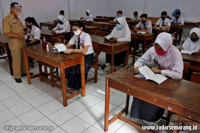 Siswa baru SMA Negeri 3 Semarang saat mengikuti Masa Pengenalan Lingkungan Sekolah (MPLS). (Nurchamim/Jawa Pos Radar Semarang)