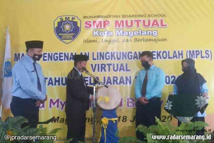 Kepala SMP Mutual Kota Magelang Wasi’un memukul gong didampingi wakil kepala sekolah dan ketua panitia Senin (13/7/2020) menandai dimulainya MPLS. (Istimewa)