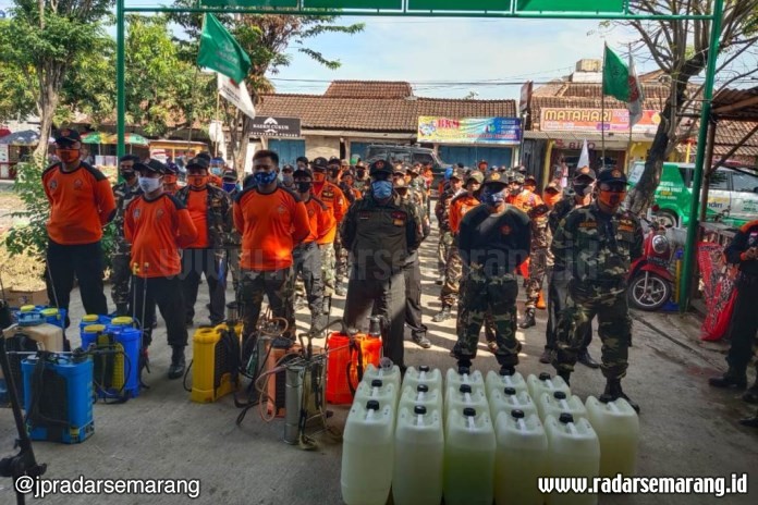 Pasukan penyemprot desinfektan dari Satgas NU bersama Banser apel bersama. (Wahib Pribadi/Jawa Pos Radar Semarang)