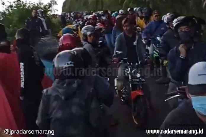 Suasana puncak Gunung Telomoyo yang ramai pengunjung Minggu (19/7/2020). (Istimewa)