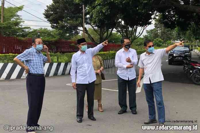Bupati HM Al Khadziq didampingi Wakil Bupati R Heri Ibnu Wibowo mengunjungi gudang milik PT Gudang Garam di Bulu (7/7/2020). (Istimewa)