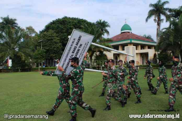 Anggota Akademi TNI saat memasang patok (papan nama) di depan kantor Wali Kota Magelang (3/7/2020).(Tabah  Riyadi / Jawa Pos Radar Radar Semarang)