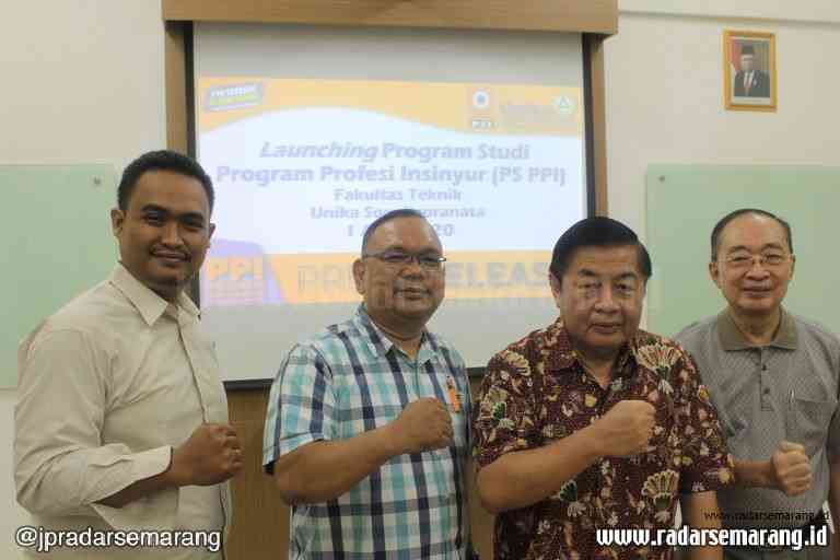 Ketua Program PPI Unika Ir Widija Suseno W MT IPU (kedua dari kanan) berfoto bersama tim PPI Unika. (istimewa)