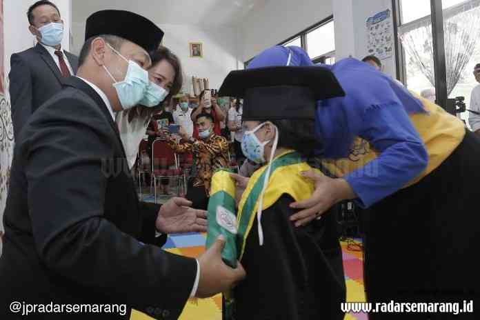 Wali Kota Semarang Hendrar Prihadi bersama Istri Krisseptiana Hendrar Prihadi saat menghadiri proses wisuda siswa difabel Semar Cakep di komplek Kantor Kecamatan Semarang Barat belum lama ini. (Nur Wahidi/Jawa Pos Radar Semarang)