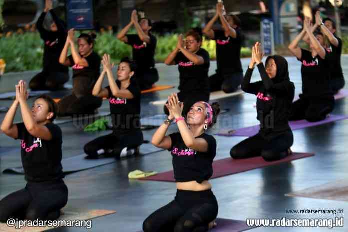 Berlatih yoga di luar ruangan secara bersama-sama memberikan efek tenang dan damai. (Nur Chamim / Jawa Pos Radar Semarang)
