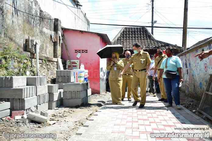 Wali Kota Salatiga Yuliyanto saat memantau kegiatan penataan kawasan kumuh Senin (29/6/2020). (Dhinar Sasongko/Jawa Pos Radar Semarang)