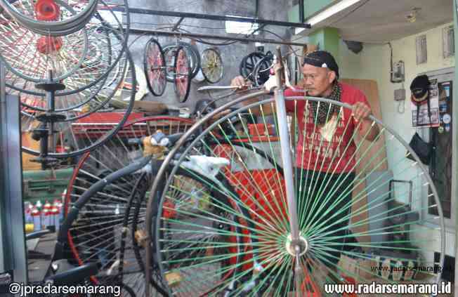 SEPEDA UNIK: Daronjin saat menyelesaikan sepeda roda besar pesanan warga Jakarta. (NUR WAHIDI/JAWA POS RADAR SEMARANG)