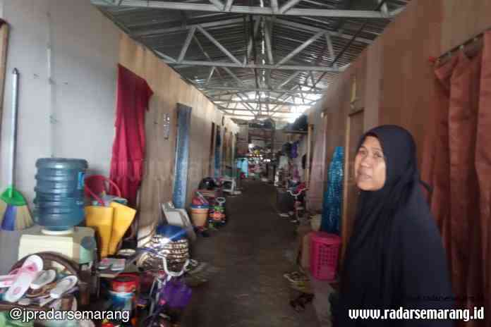 KUMUH: Fadilah menunjukkan kondisi rumah bedeng yang dihuni 67 KK warga Tambakrejo, Tanjungmas, Semarang Utara. (IDA FADILAH/JAWA POS RADAR SEMARANG)