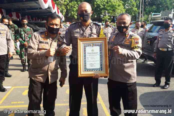 POLISI TELADAN: Aipda Donny Sugiyarto bersama Kapolda Jateng Irjen Pol Ahmad Luthfi dan Wakapolda Jateng Brigjen Pol Abiyoso Seno Aji. (DOKUMENTASI Polres Magelang)