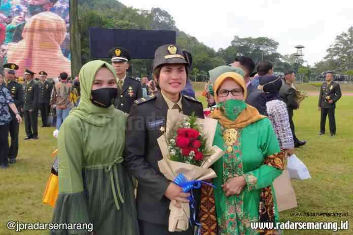 TARUNI HEBAT: Desi Gebrina Rezeki bersama ibu dan kakaknya usai dilantik menjadi perwira di Lapangan Sapta Marga Kompleks Akmil Magelang, kemarin. (Agus Hadianto/Jawa Pos Radar Semarang)