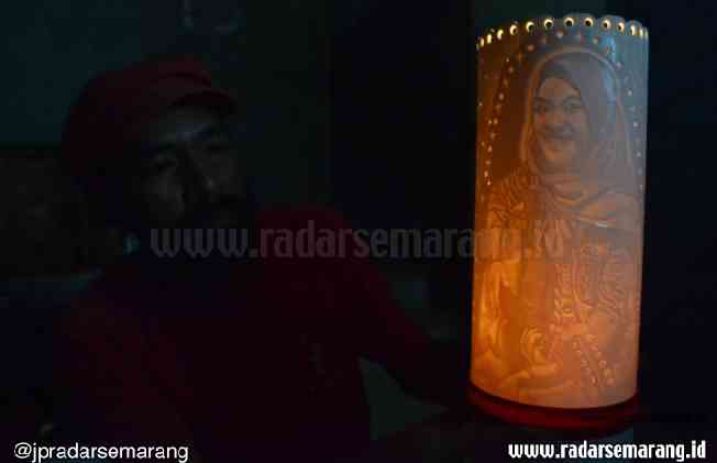 UNIK: Turyanto saat membuat kap lampu hias bermotif wajah orang dari bahan paralon air. (kanan) kap lampu yang sudah jadi. (NUR WAHIDI/JAWA POS RADAR SEMARANG)