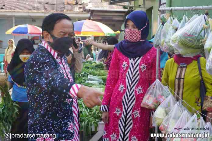 PEDULI SOSIAL: Istri Bupati Wonosobo Fairuz Eko Purnomo saat melihat pasar gratis warga Kampung Jaraksari, Wonosobo. (ISTIMEWA)