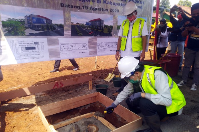 Peletakan Batu Pertama Gedung PSDKU Undip Batang oleh Rektor Undip Prof Yos Johan Utama dan Bupati Batang Wihaji. (Riyan Fadli/Jawa Pos Radar Semarang)
