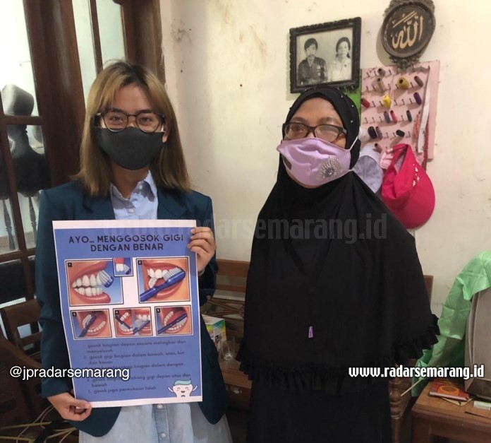 Dhea Hayu Nabila, mahasiswa KKN Undip saat melakukan penyuluhan kesehatan gigi di lingkungan rumahnya. (Norma Sari Yulianingrum/Jawa Pos Radar Semarang)