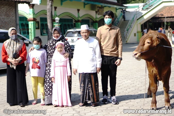 Penyerahan secara simbolis sapi kurban dari Kee Abyansyah Sitepu dan Calanta Rafanda Sitepu  kepada Pengasuh Pondok Pesantren Wasilatul Huda, Taman Gede, Gemuh, KH Adib Anas Noor. (Budi Setiyawan/Jawa Pos Radar Semarang)