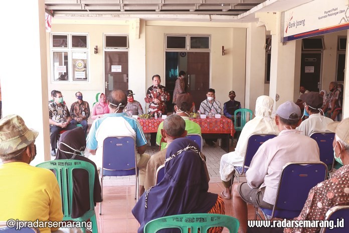 Wali Kota Pekalongan M Saelany Machfudz saat berikan semangat kepada warga penerima bantuan non emerintah di Kecamatan Pekalongan Utara Kamis (6/8/2020). (Lutfi Hanafi/Jawa Pos Radar Semarang)