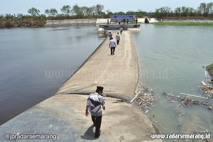 Bendung karet di Sungai Kalijajar Kabupaten Demak. Bendungan serupa akan dibangun di Kali Tuntang pada 2021 mendatang. (Wahib Pribadi/Jawa Pos Radar Semarang)