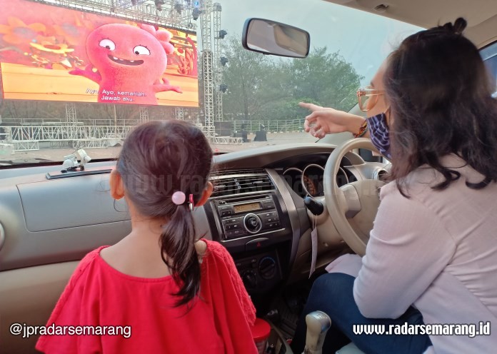 Konsep nonton bioskop secara drive in, hadir di Kota Semarang, bertempat di Marina Convention Center sebagai hiburan baru di masa pandemi. (Adennyar Wycaksono/Jawa Pos Radar Semarang)