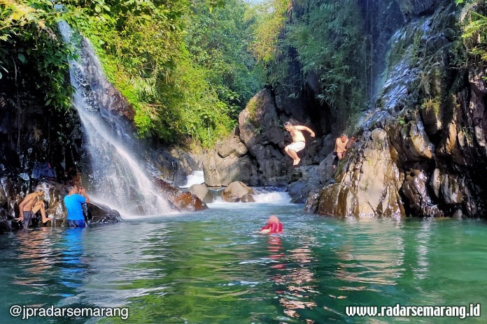 Pengunjung Black Canyon bermain air di aliran Sungai Welo. (Riyan Fadli/Jawa Pos Radar Semarang)