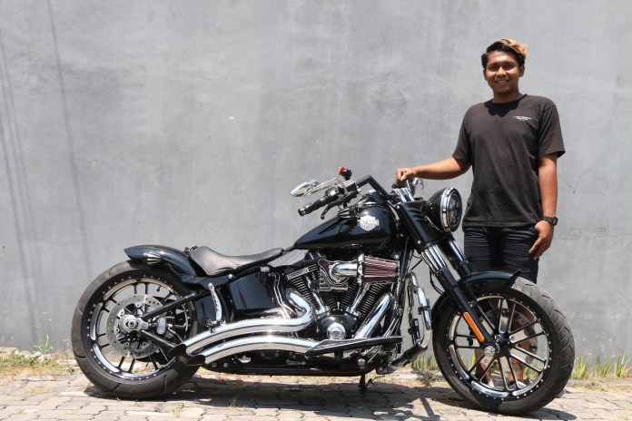 Harley Davidson seri Fat Boy 1.700 cc diubah menjadi lebih elegan oleh Three Monkeys Engineering (TME) Semarang. (Nurchamim/Jawa Pos Radar Semarang)