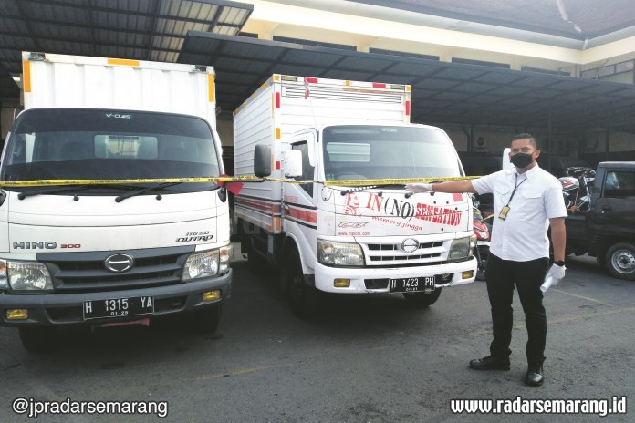Polisi menunjukkan barang bukti dua mobil box hasil curian di Mapolres Semarang Senin (3/8/2020). (Maria Novena/Jawa Pos Radar Semarang)