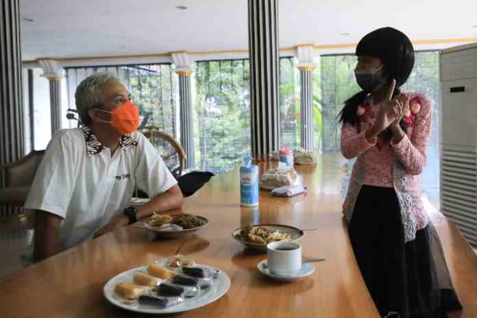 CURAHKAN KELUH KESAH : Bunga Salsabila asal Boyolali menyampaikan isi hatinya langsung kepada Gubernur Ganjar Pranowo di rumah dinas Puri Gedeh, Sabtu (15/8).(ISTIMEWA)