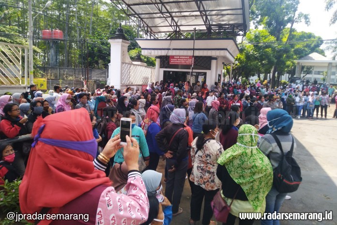 Ratusan buruh PT Golden Flowers Ungaran menuntut perusahaan membayar THR dan gaji kepada pekerja yang di PHK Senin (3/8/2020). (Maria Novena/Jawa Pos Radar Semarang)