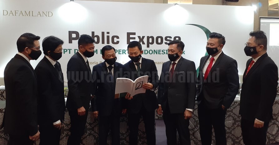 Jajaran komisaris, direktur, dan manajer berfoto bersama seusai acara Public Expose yang diselenggarakan di Hotel Dafam Semarang. (Alvi Nur Janah/Jawa Pos Radar Semarang)