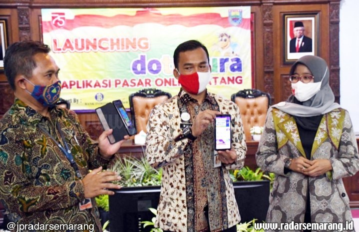Bupati Batang Wihaji saat meluncurkan aplikasi Dotukura di Aula Kantornya Kamis (13/8/2020). (Riyan Fadli/Jawa Pos Radar Semarang)