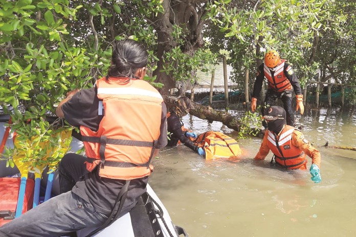 Tim SAR mengevakuasi jenazah pemancing yang tewas tergulung ombak. (Budi Setyawan/Jawa Pos Radar Semarang)