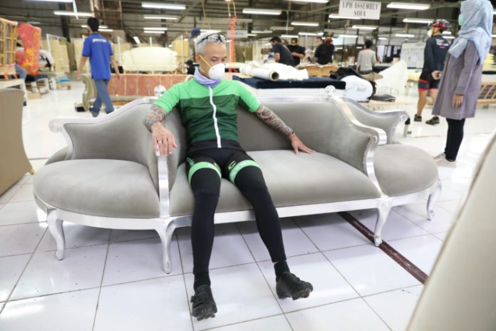 Gubernur Jateng Ganjar Pranowo mencoba sofa buatan PT Harrison & Gil Java yang dijual untuk pasar ekspor. (Istimewa)