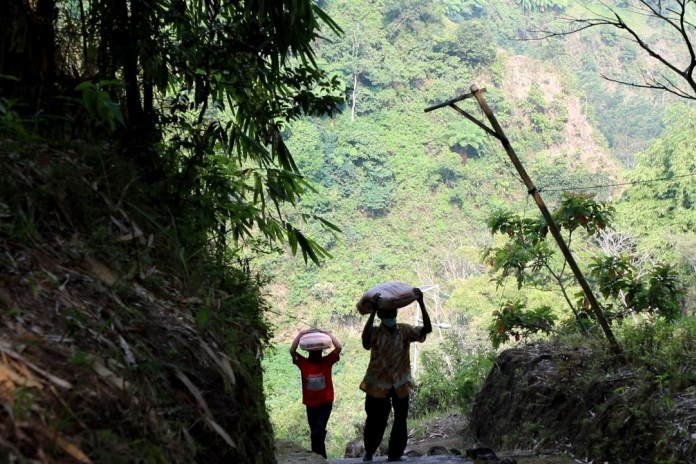 Sutarno, warga Dukuh Girpasang, Tegalmulyo, Klaten, lantas memanggul sak semen ukuran 50 kilogram, diatas kepala, menuju rumahnya. (Istimewa)